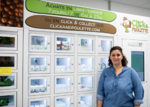 Elodie, die Betreiberin der Schließfächer für lokale Produkte Click&Poulette, vor ihren Schließfächern