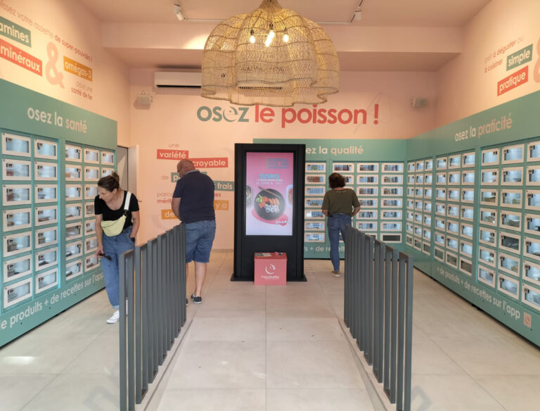 Verbraucher, die vernetzte Verkaufsautomaten nutzen, um lokal einzukaufen