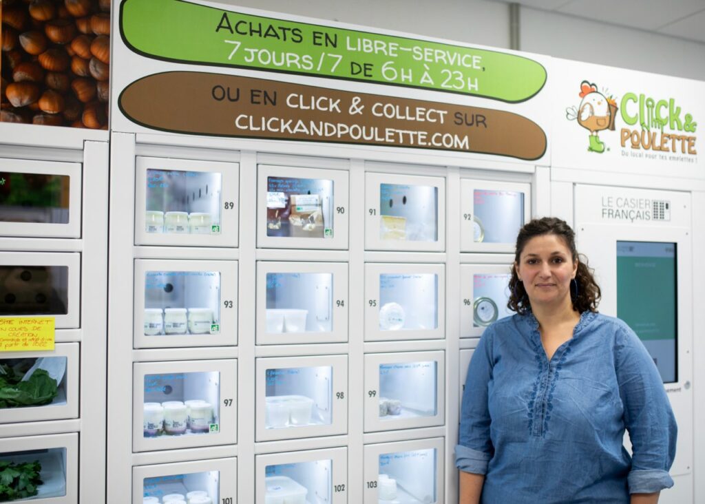 Elodie, die Betreiberin der vernetzten Schließfächer Click&Poulette, vor ihren Automat-e-Lebensmittelautomaten