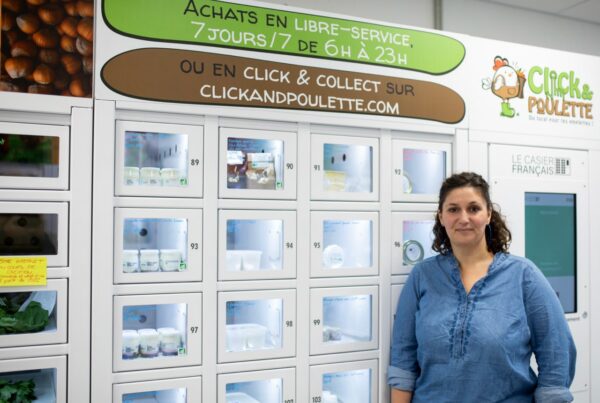 Elodie, die Betreiberin der vernetzten Schließfächer Click&Poulette, vor ihren Automat-e-Lebensmittelautomaten