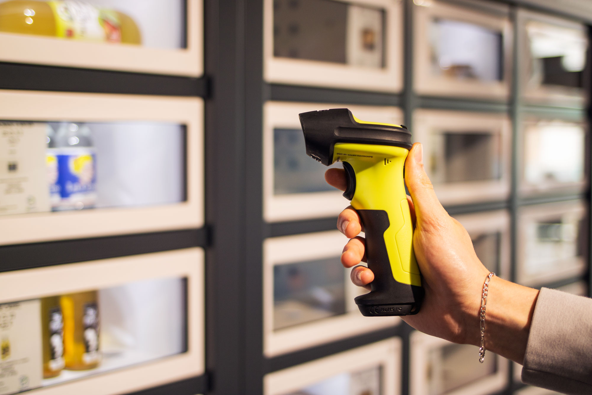 Main utilisant la douchette du kit code-barres par Le Casier Français