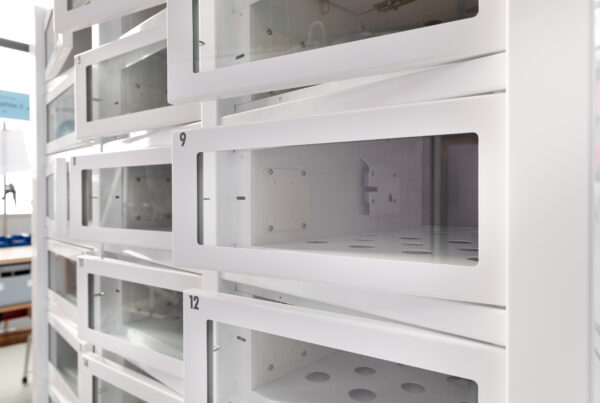 Leerer weißer Automat-e-Verkaufsautomat, Türen während der Fertigung in den Werkstätten geöffnet.