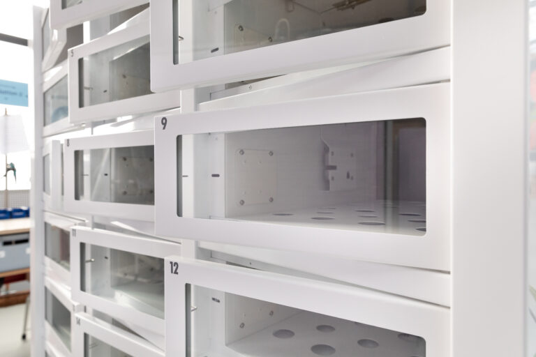 Leerer weißer Automat-e-Verkaufsautomat, Türen während der Fertigung in den Werkstätten geöffnet.