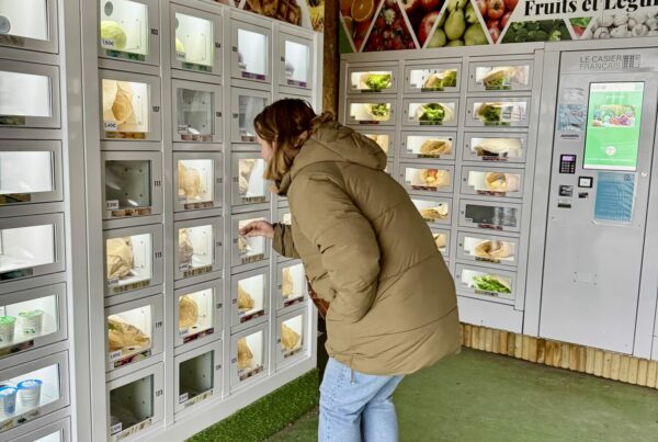 Frau, die ihre Produkte in einem vernetzten Automat-e-Schließfach auswählt