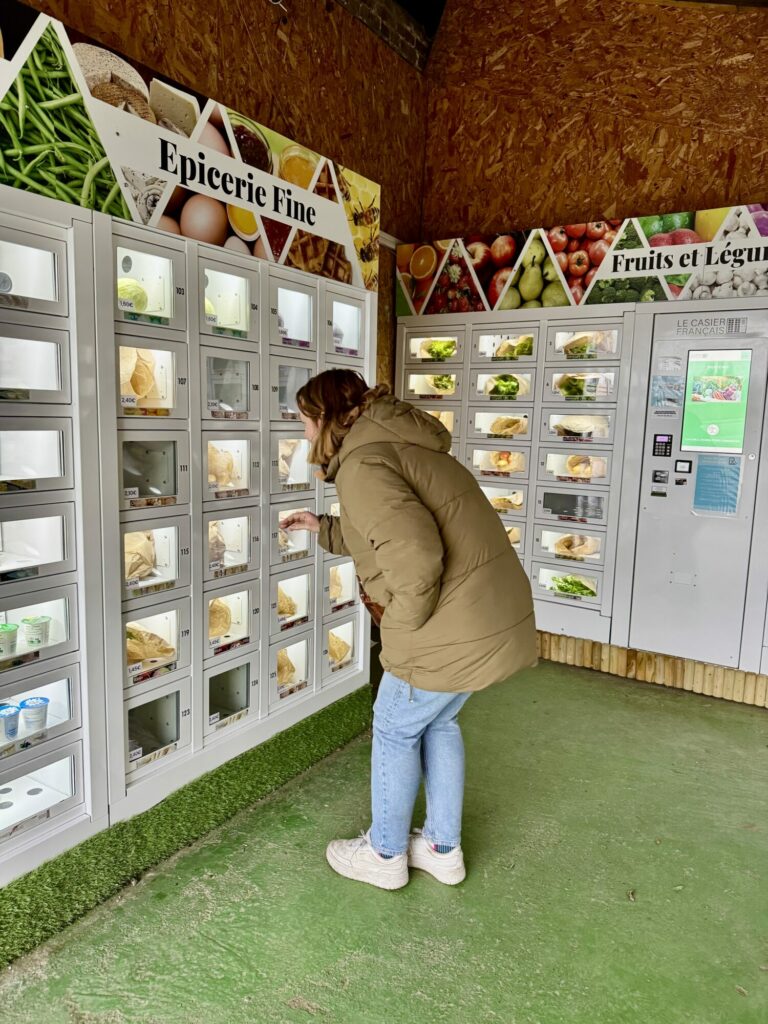 Frau, die ihre Produkte in einem vernetzten Automat-e-Schließfach auswählt
