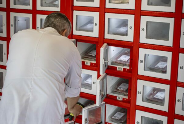 Ein Metzger beim Auffüllen von Fleischschalen in ein vernetztes Automat-e-Schließfach
