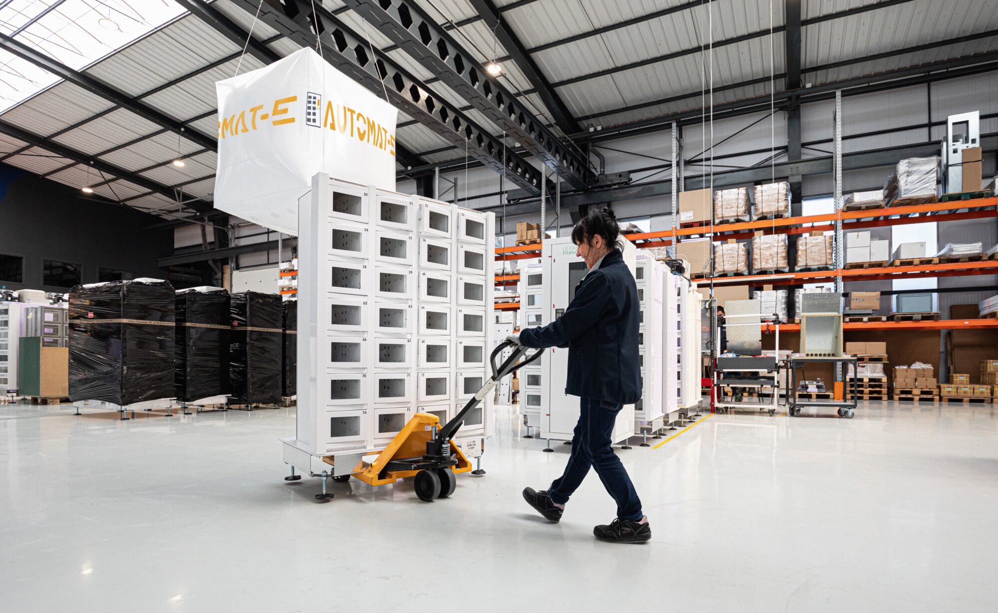 Eine technische Mitarbeiterin von Automat-e bewegt ein vernetztes Schließfach.