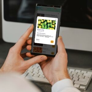 Automat-e-App geöffnet auf einem Smartphone auf einem Schreibtisch